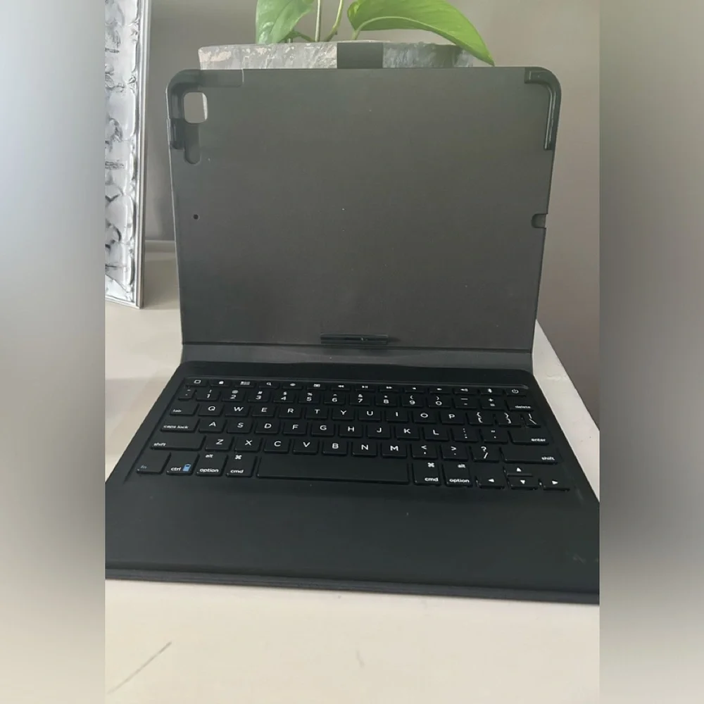 Zagg keyboard for iPad